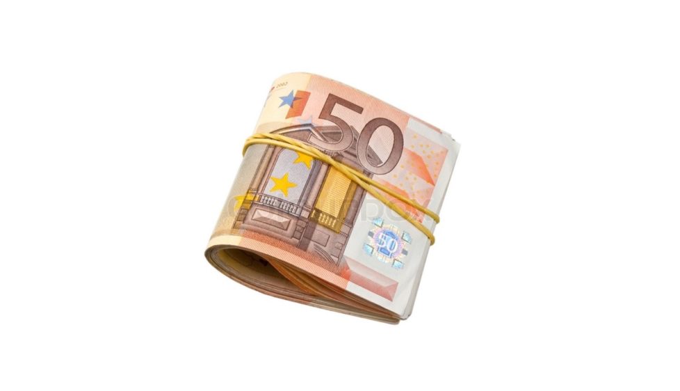 Мятая купюра. Деньги евро. Евро на прозрачном фоне. Евро без фона. Евро без фона купюра.